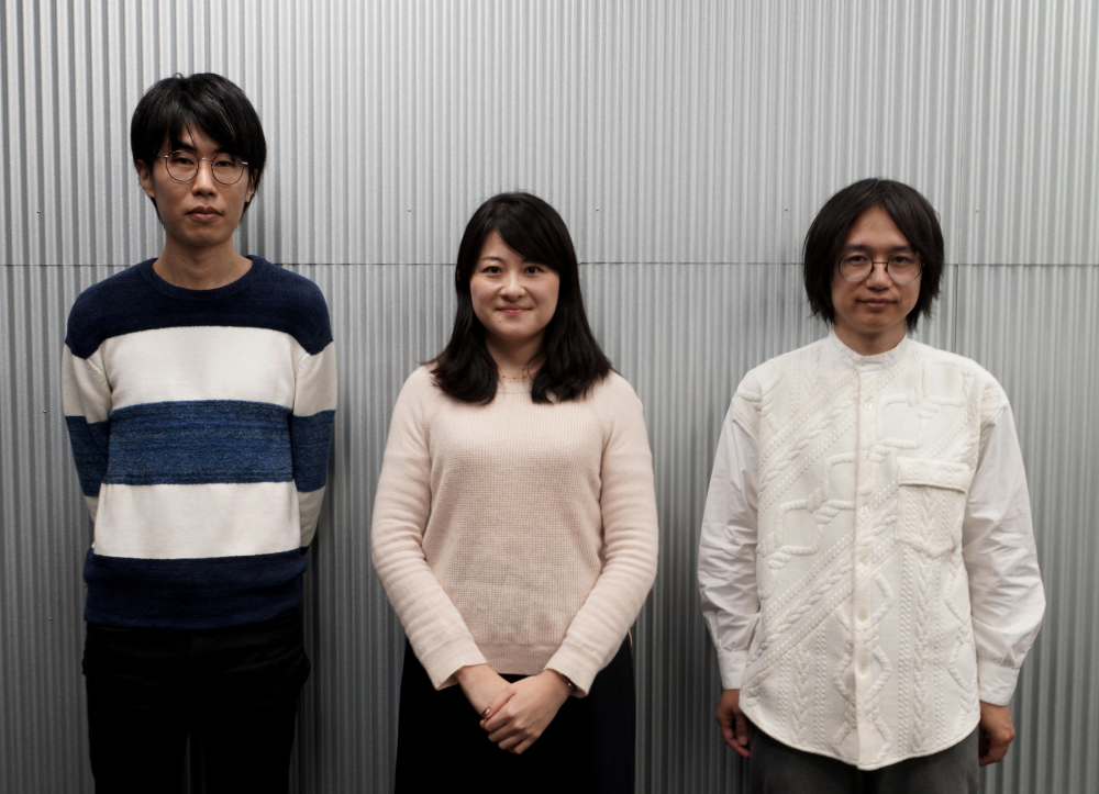 キャプション左から小塚仁篤、寺西藍子、松田健
